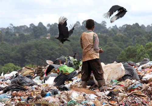 Garoto busca restos em lixão, atividade considerada entre as piores formas de trabalho infantil. Foto: MPT-MA
